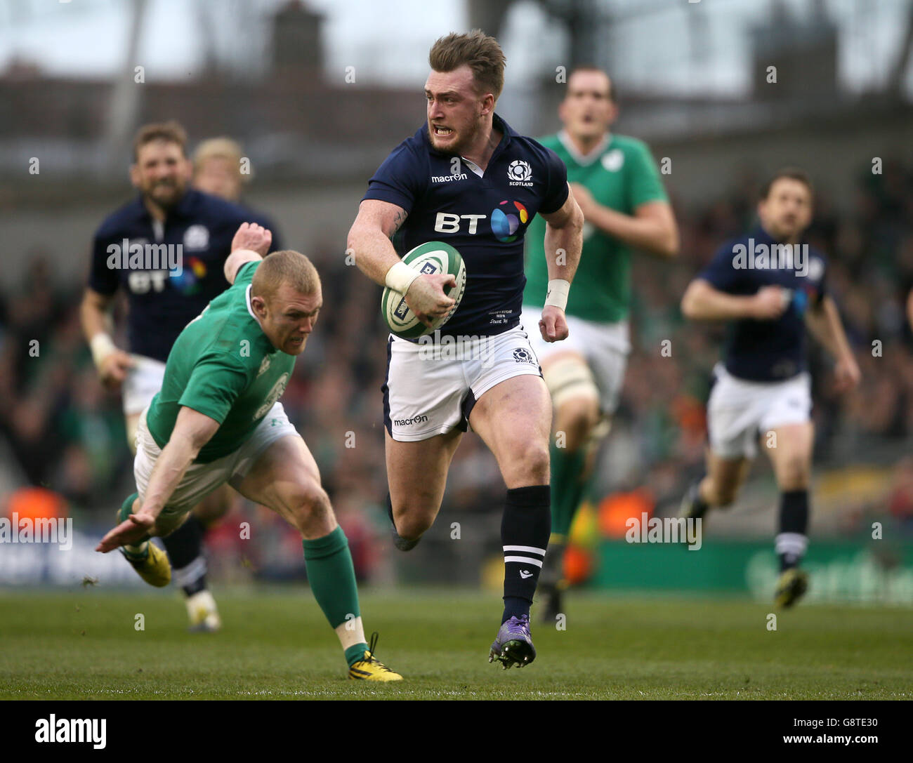 Schottlands Stuart Hogg (Mitte)-Rennen haben beim RBS Six Nations-Spiel 2016 im Aviva Stadium in Dublin den ersten Versuch gemacht. DRÜCKEN Sie VERBANDSFOTO. Bilddatum: Samstag, 19. März 2016. Siehe PA Story RUGBYU Irland. Bildnachweis sollte lauten: Niall Carson/PA Wire. ES GELTEN EINSCHRÄNKUNGEN: . Keine kommerzielle oder werbliche Nutzung ohne vorherige Zustimmung von IRFU. Keine Änderungen oder Eingriffe. Für weitere Informationen rufen Sie bitte +44 (0)115 8447447 an. Stockfoto