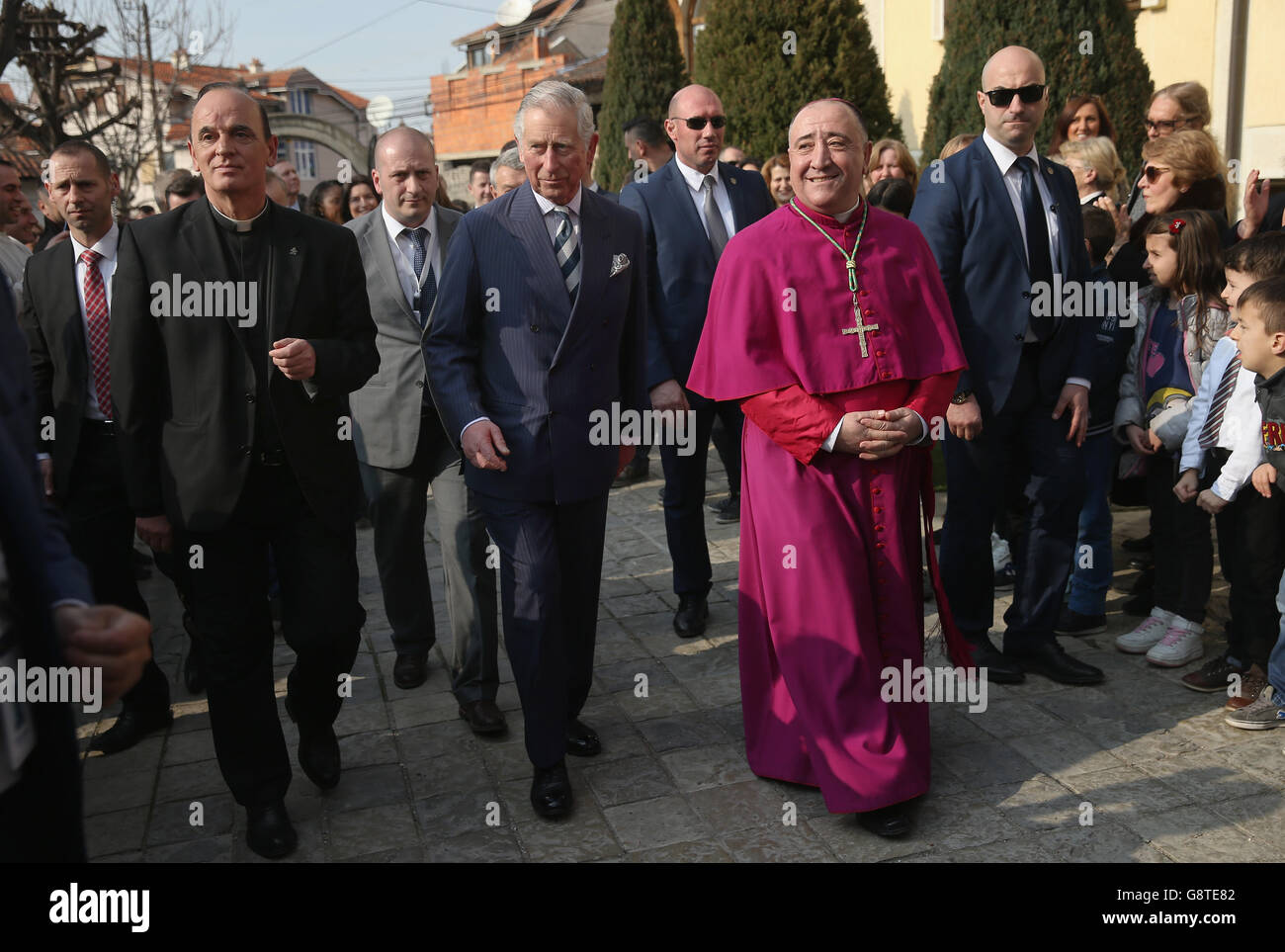 Der Prinz von Wales geht mit Geistlichen bei seiner Ankunft zu einer katholischen Kirche in Prizren, Kosovo zu besuchen. Stockfoto