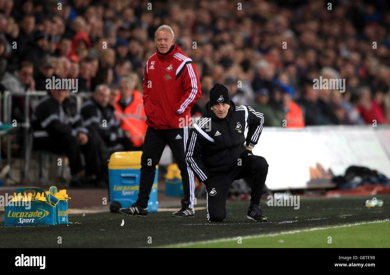 Swansea City Manager Francesco Guidolin und First Team Coach Alan Curtis (Hintergrund) während des Spiels der Barclays Premier League im Liberty Stadium, Swansea. Stockfoto