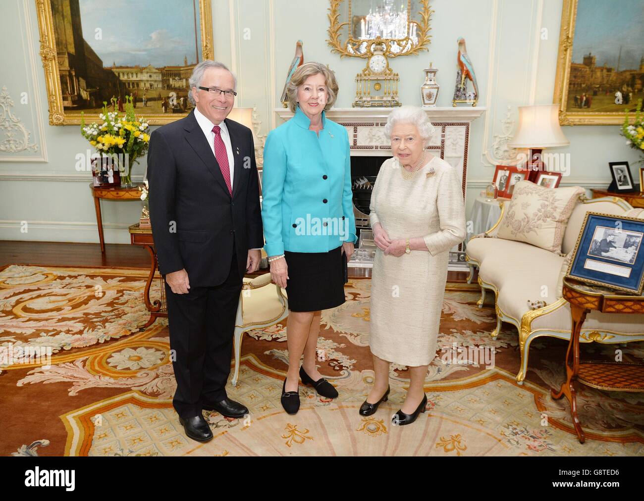 Königin Elizabeth II. Trifft Janice Filmon, Vizegouverneur von Manitoba in Kanada, und ihren Mann Gary Filmon bei einer Audienz im Buckingham Palace in London. Stockfoto