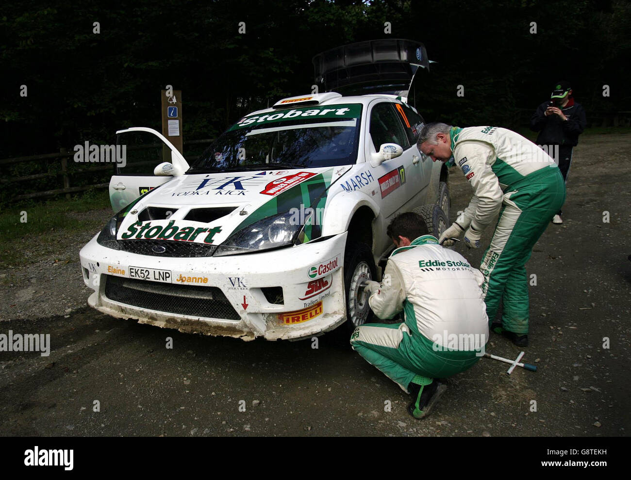 Mark Higgins von Großbritannien und der Mitfahrer Bryan Thomas reparieren ihren Ford Focus nach der Trawscoed-Etappe der während der Wales Rally GB in Brechfa, Wales, am Freitag, 16. September 2005. DRÜCKEN SIE VERBANDSFOTO. Bildnachweis sollte lauten: David Davies/PA. Stockfoto