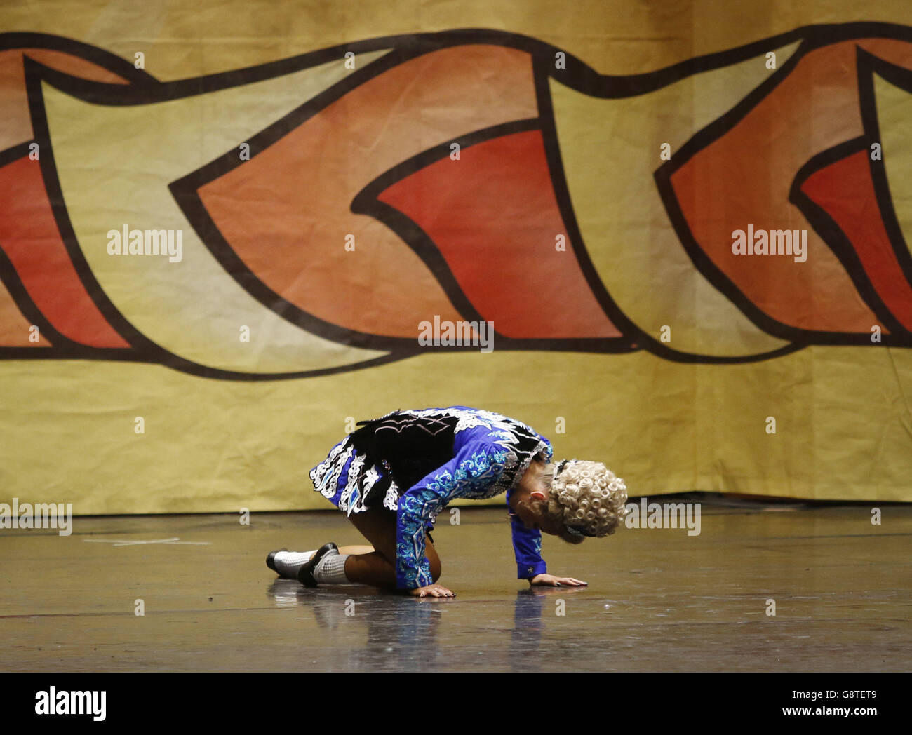 Ein Teilnehmer fällt während der Irish Dancing Championships in der Royal Concert Hall in Glasgow. Stockfoto