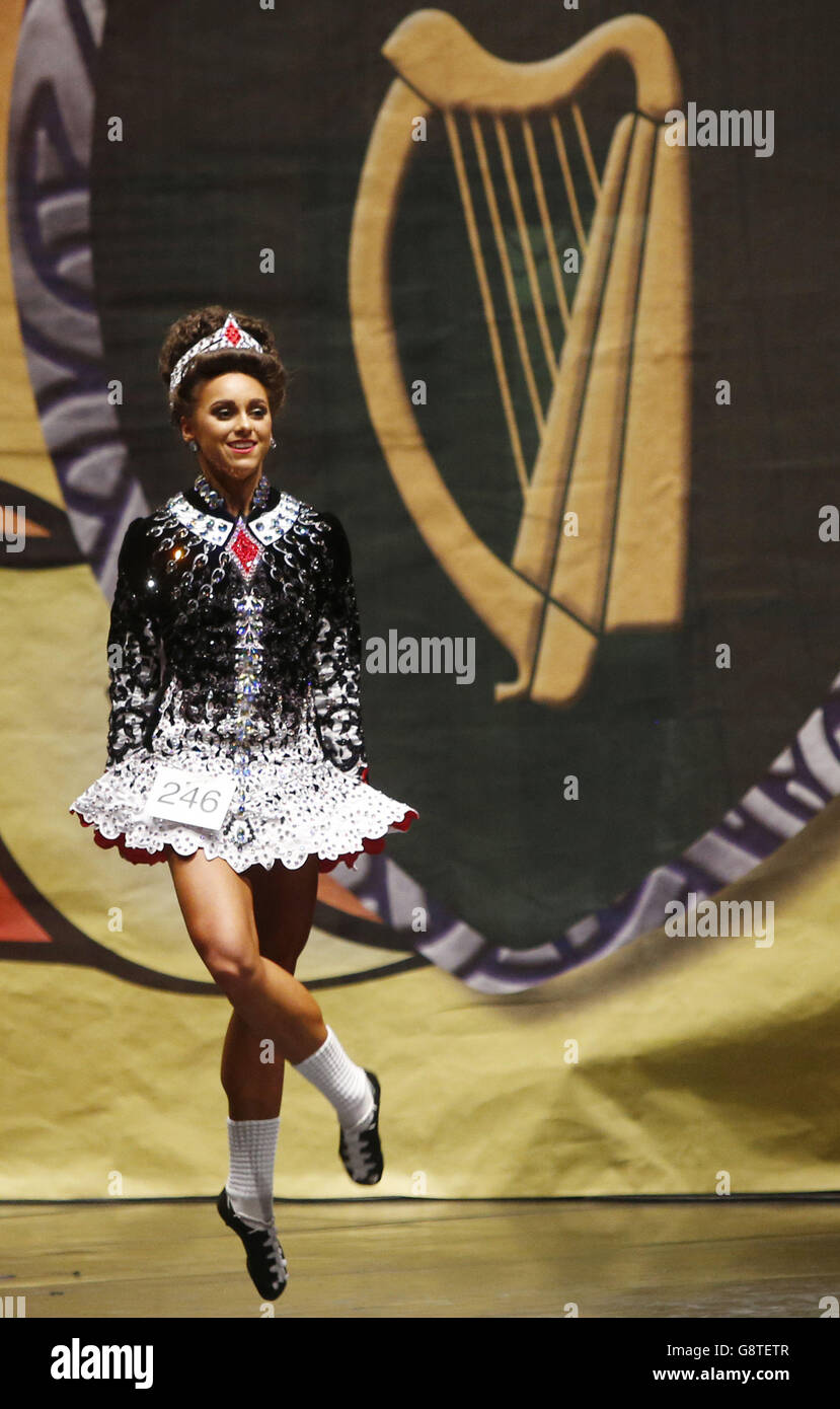 Irish Dancing Championships. Ein Teilnehmer, der an den World Irish Dancing Championships in der Royal Concert Hall in Glasgow teilnimmt. Stockfoto