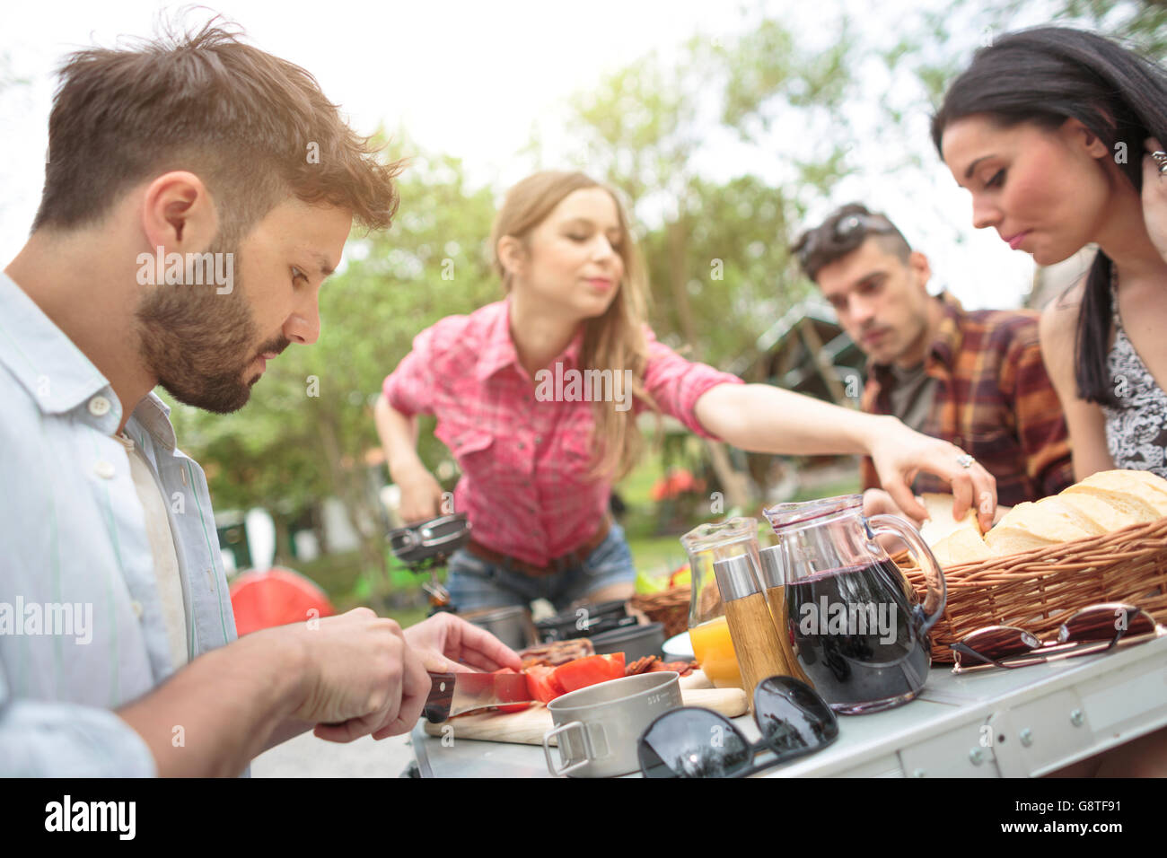 Gruppe von Freunden Essen im Campingplatz Stockfoto