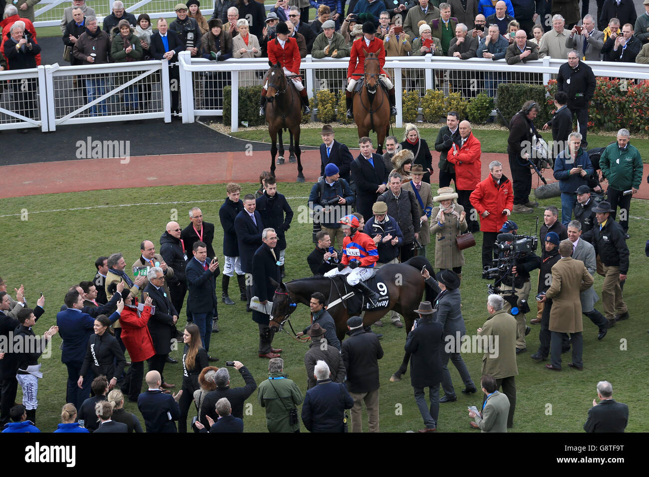 Nico de Boinville feiert beim Ladies Day beim Cheltenham Festival 2016 auf der Pferderennbahn Cheltenham, nachdem er mit Sprinter Sacre die Betway Queen Mother Champion Chase gewonnen hat. Stockfoto