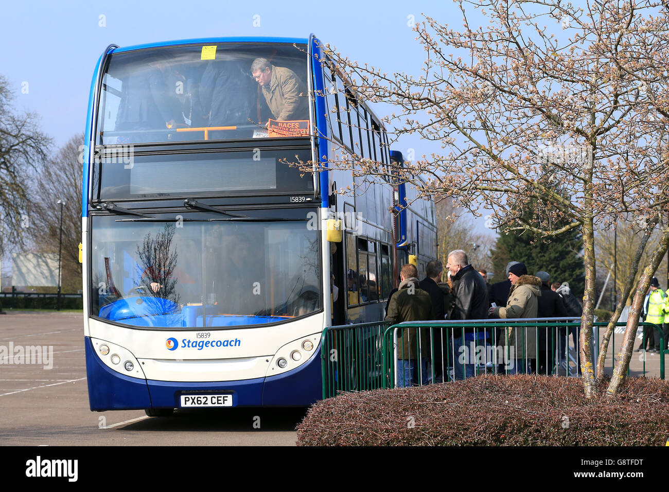 2016 Cheltenham Festival - St. Patrick's Thursday - Cheltenham Racecourse. Eine allgemeine Ansicht der Stagecoach-Busse, die die Rennfahrer zur und von der Rennbahn bringen Stockfoto