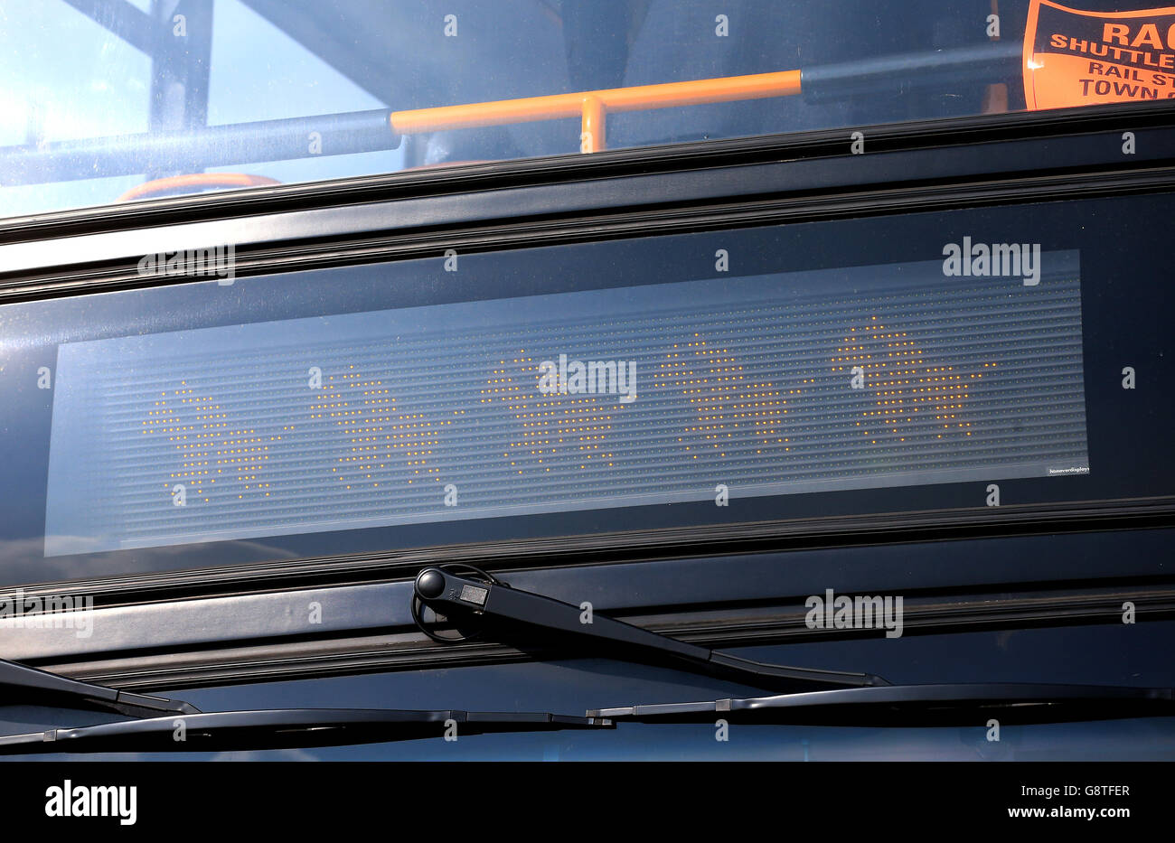 2016 Cheltenham Festival - St. Patrick's Thursday - Cheltenham Racecourse. Eine allgemeine Ansicht der Stagecoach-Busse, die die Rennfahrer zur und von der Rennbahn bringen Stockfoto