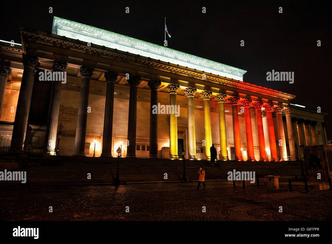 St. George's Hall in Liverpool zeigt die Farben der Belgischen Flagge als Tribut nach den gestrigen Terroranschlägen in Brüssel. Stockfoto