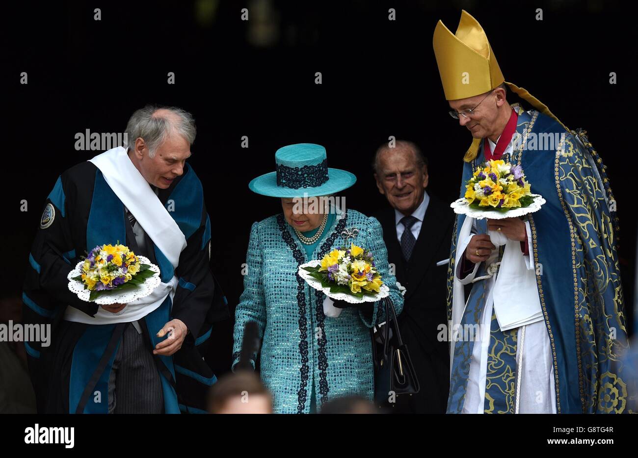 Königin Elizabeth II und der Herzog von Edinburgh verlassen St. George's Chapel, Windsor Castle mit der rechten Rev Dr. John Inge, Lord High Almoner (links), und die rechte Rev David Conner, der Dekan von Windsor (rechts) nach dem Royal Maundy Service. Stockfoto