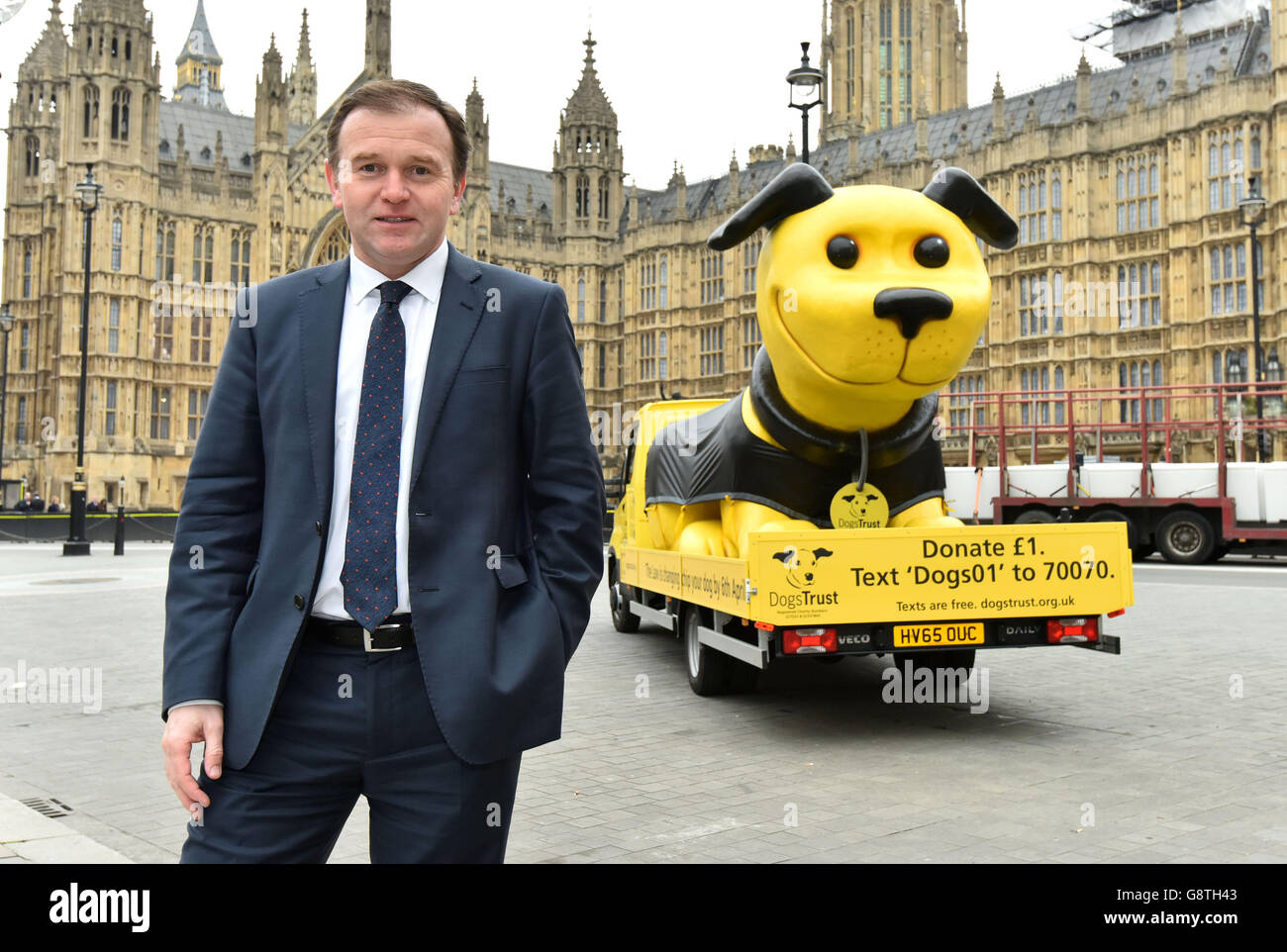 S 3.2 Meter hohes gelbes Maskottchen, vor den Houses of Parliament, eine Woche vor dem Mikrochipping wird obligatorisch in England, Schottland und Wales. Stockfoto