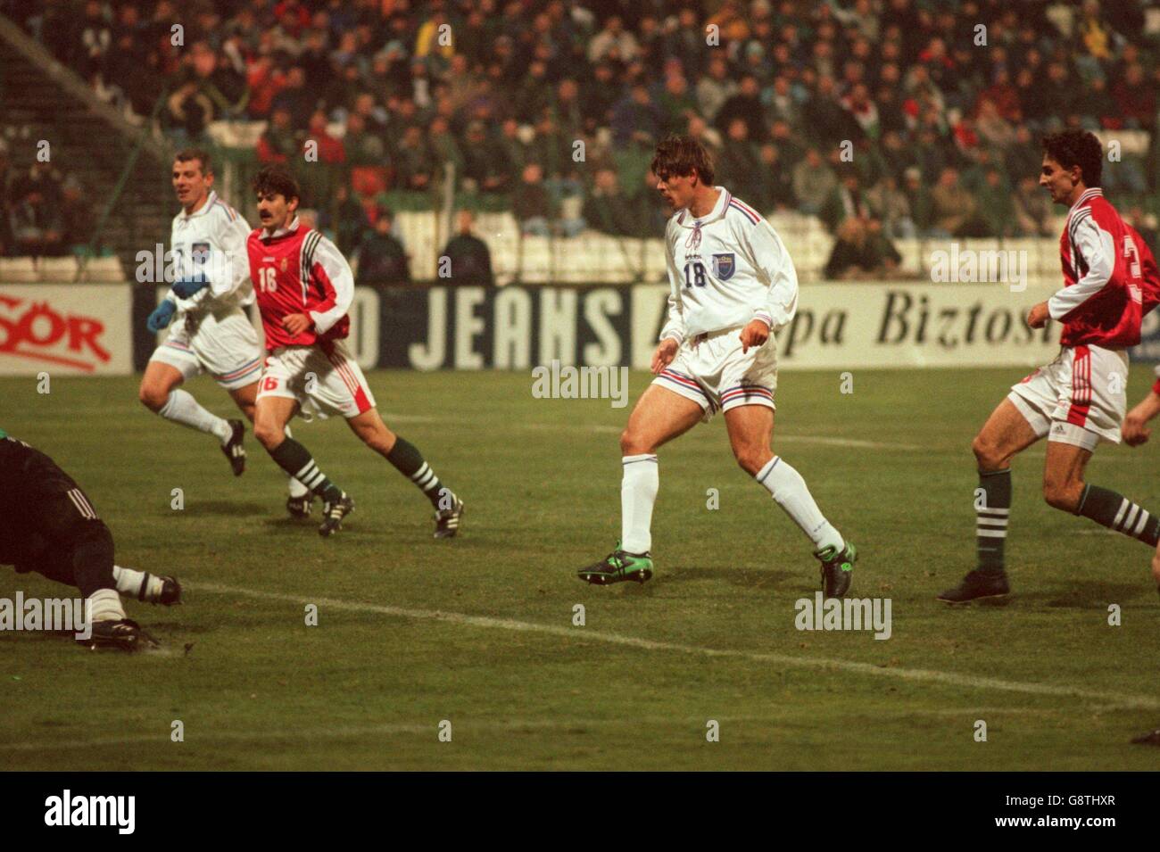 Fußball - WM-Qualifikation - Play-Off First Leg - Ungarn gegen Jugoslawien. Savo Milosevic aus Jugoslawien (zweiter rechts) punktet Stockfoto