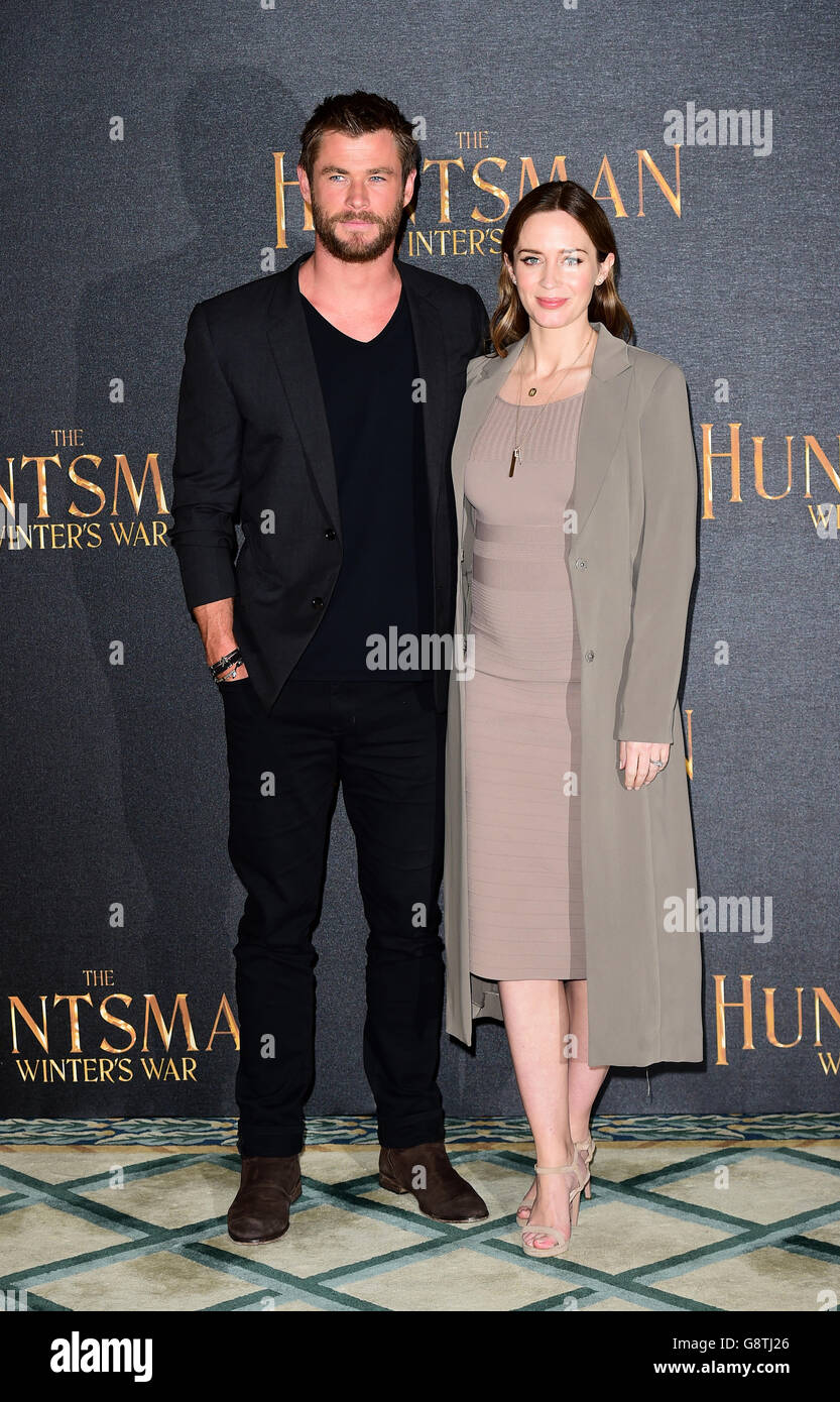 Chris Hemsworth und Emily Blunt während des Huntsman Winters war Photo-Calls im Claridge's Hotel, London. DRÜCKEN Sie VERBANDSFOTO. Bilddatum: Donnerstag, 31. März 2016. Bildnachweis sollte lauten: Ian West/PA Wire Stockfoto