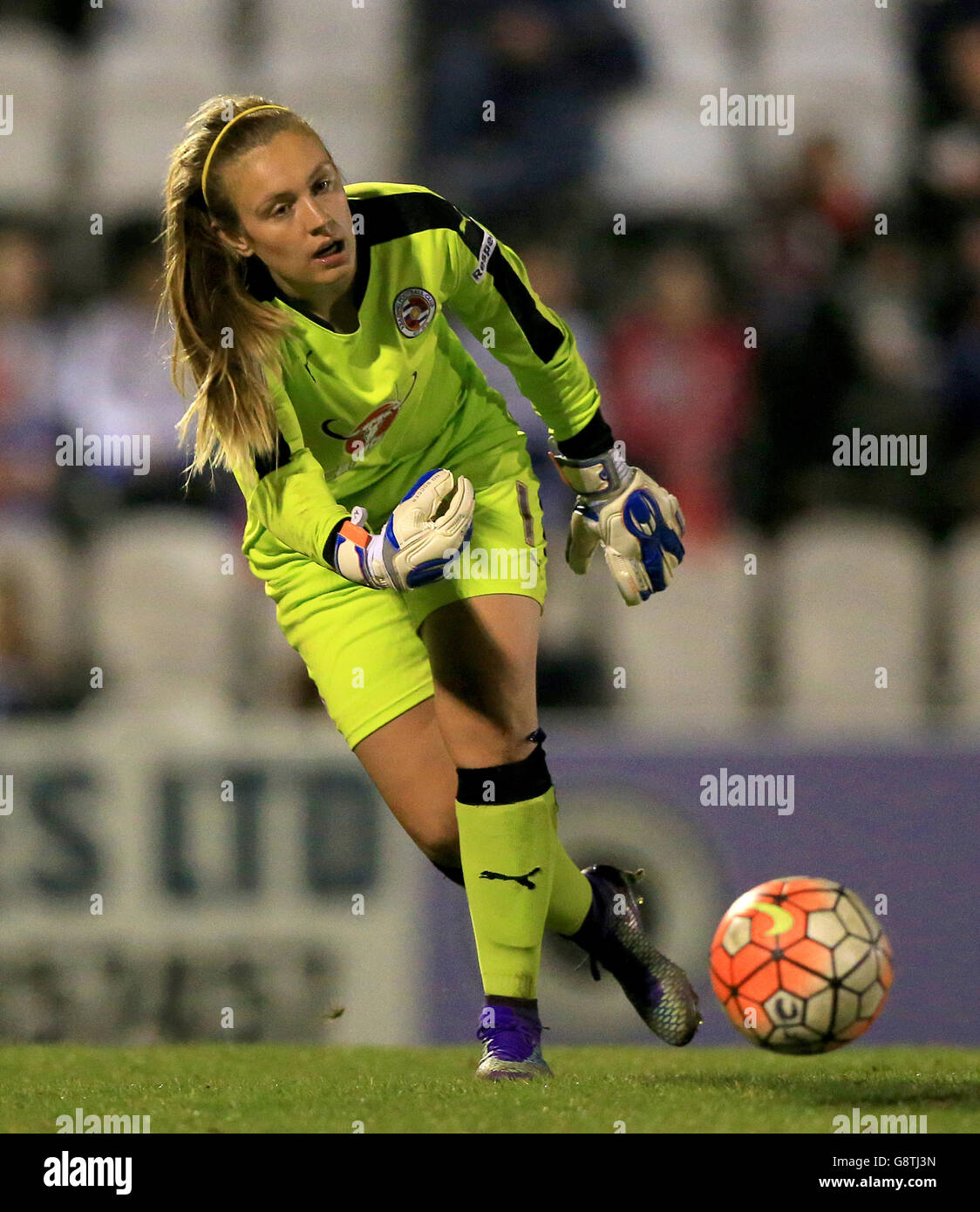 Arsenal Ladies gegen Reading Ladies – FA Super League für Damen – Boreham Wood Football Club Ground. Die Damen Torhüterin Grace Moloney liest Stockfoto
