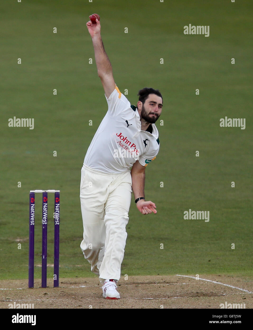 Brett Hutton von Nottinghamshire bowelt während des Freundschaftsspiel vor der Saison in Trent Bridge, Nottingham. DRÜCKEN SIE VERBANDSFOTO. Bilddatum: Donnerstag, 31. März 2016. Siehe PA Geschichte CRICKET Nottinghamshire. Bildnachweis sollte lauten: Simon Cooper/PA Wire. EINSCHRÄNKUNGEN: Keine kommerzielle Nutzung ohne vorherige schriftliche Zustimmung der EZB. Nur für Standbilder. Keine bewegten Bilder zum Emulieren der Übertragung. Keine Entfernung oder Verdunkelung von Sponsorlogos. Stockfoto