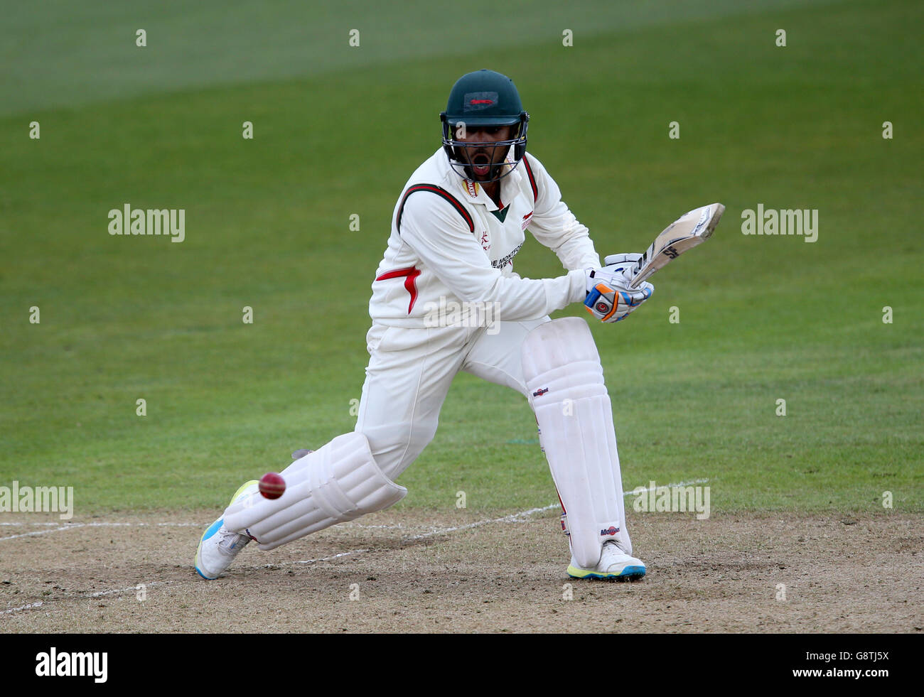 Leicestershire Aadil Ali Fledermäuse während der Pre-Season Freundschaftsspiel in Trent Bridge, Nottingham. DRÜCKEN Sie VERBANDSFOTO. Bilddatum: Donnerstag, 31. März 2016. Siehe PA Geschichte CRICKET Nottinghamshire. Bildnachweis sollte lauten: Simon Cooper/PA Wire. EINSCHRÄNKUNGEN: . Keine kommerzielle Nutzung ohne vorherige schriftliche Zustimmung der EZB. Nur für Standbilder. Keine bewegten Bilder zum Emulieren der Übertragung. Kein Entfernen oder Verdecken von Sponsorlogos. Weitere Informationen erhalten Sie unter +44 (0)1158 447447. Stockfoto