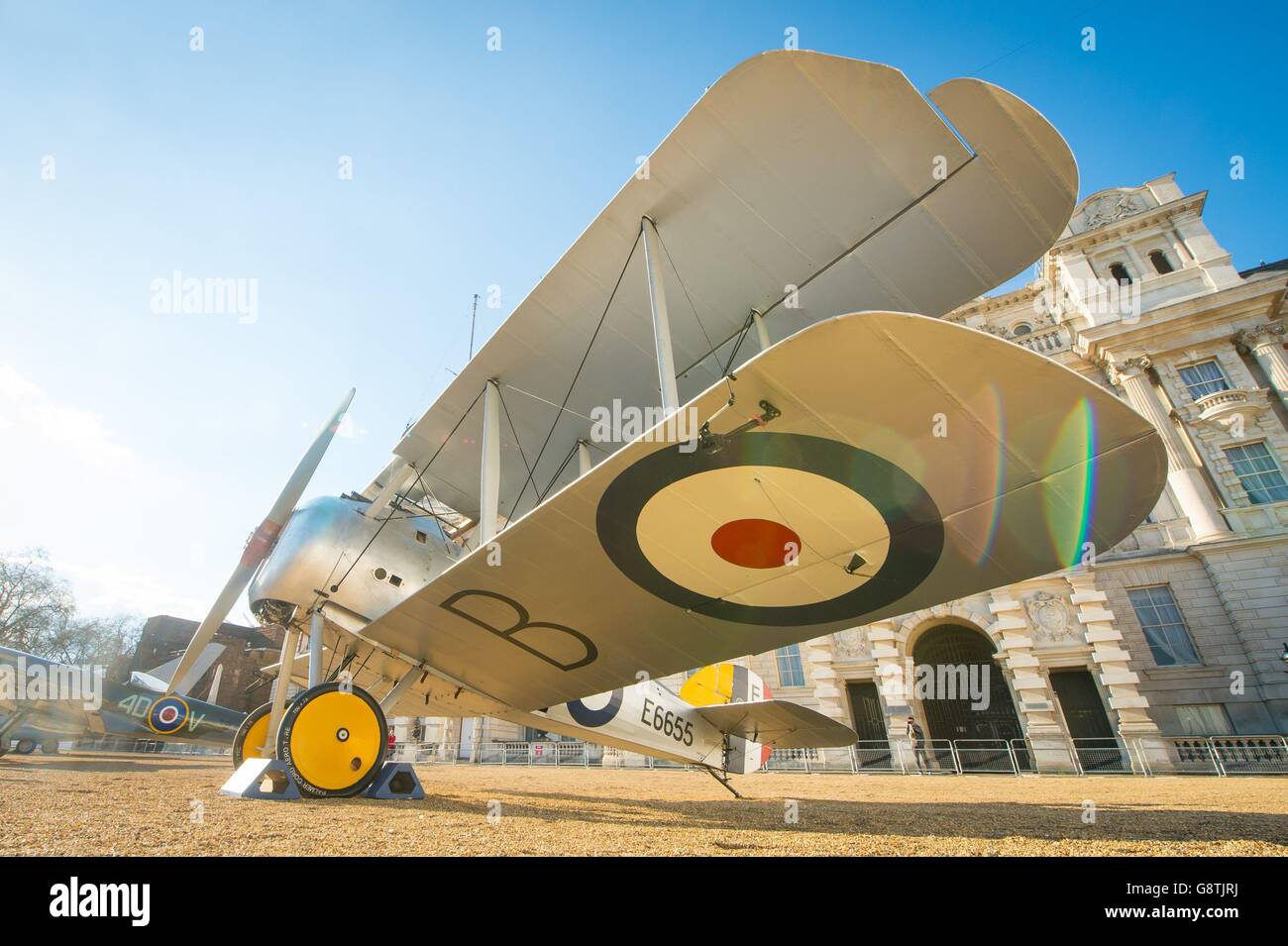 Auf der Horse Guards Parade im Zentrum von London wird vor dem 100. Jahrestag der Gründung der RAF im Jahr 2018 eine Sopwith-Schnecke ausgestellt. Stockfoto