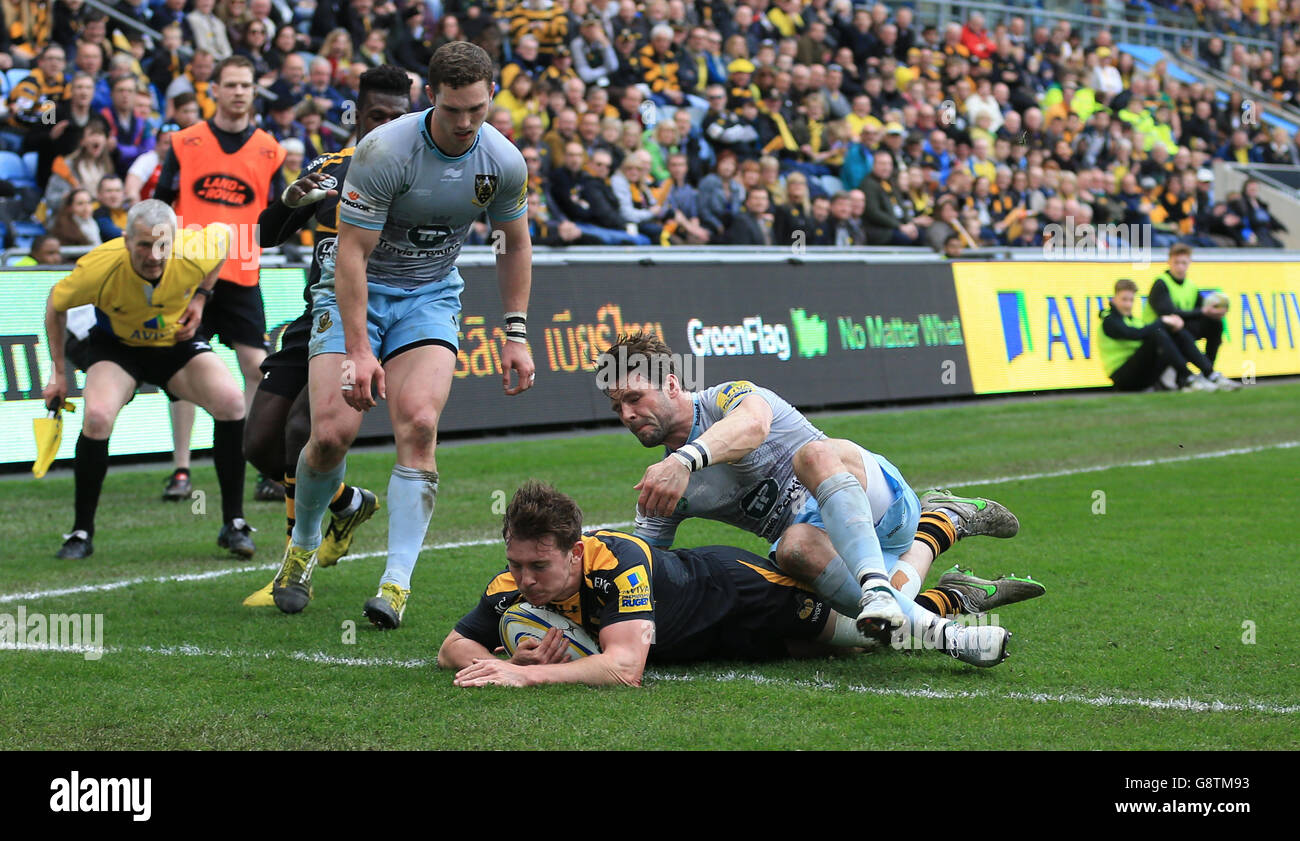 Wesps Jamie Stevenson punktet beim Aviva Premiership Match in der Ricoh Arena, Coventry, beim dritten Versuch seiner Mannschaft gegen Northampton Saints. DRÜCKEN Sie VERBANDSFOTO. Bilddatum: Sonntag, 3. April 2016. Siehe PA Story RUGBYU Wesps. Bildnachweis sollte lauten: Nigel French/PA Wire. EINSCHRÄNKUNGEN: Nutzung unterliegt Einschränkungen. . Keine kommerzielle Nutzung. Weitere Informationen erhalten Sie unter +44 (0)1158 447447. Stockfoto