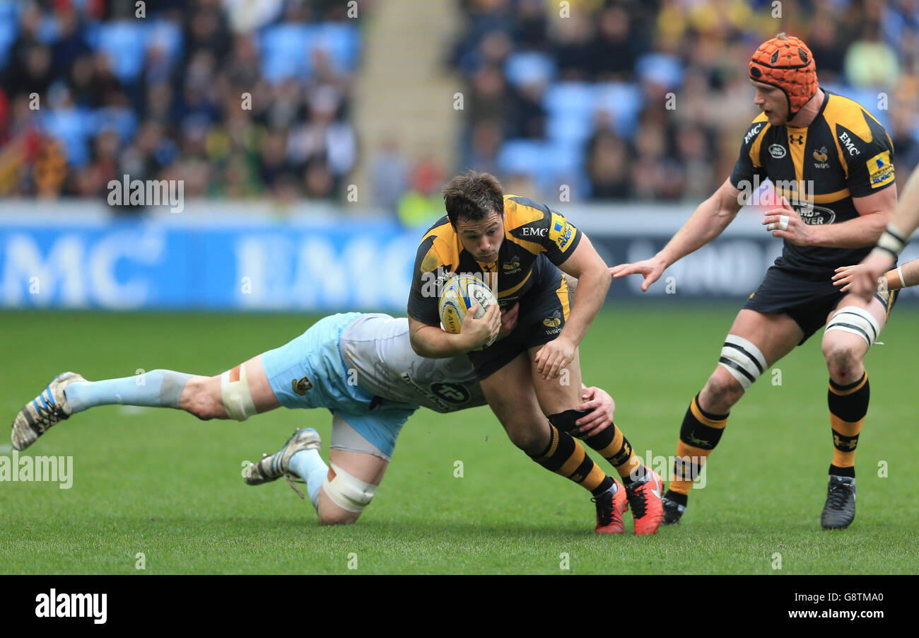 Rob Miller von Wasps wird von Harry Mallinder von Northampton Saints während des Spiels der Aviva Premiership in der Ricoh Arena in Coventry angegangen. DRÜCKEN SIE VERBANDSFOTO. Bilddatum: Sonntag, 3. April 2016. Siehe PA Story RUGBYU Wesps. Bildnachweis sollte lauten: Nigel French/PA Wire. Stockfoto