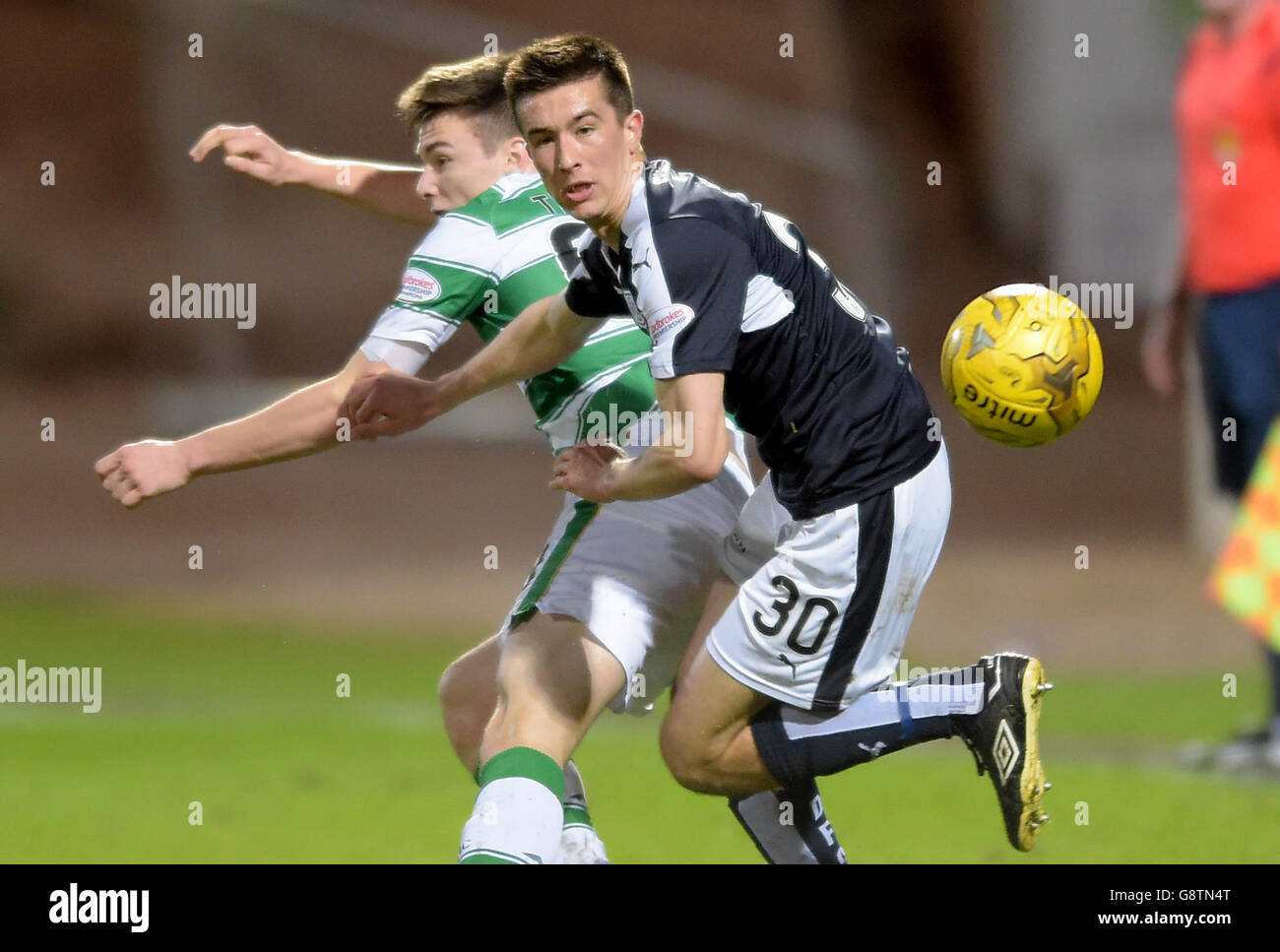 Dundee / Celtic - Ladbrokes Scottish Premiership - Dens Park. Cameron Kerr von Dundee und Kieran Tierney von Celtic kämpfen während des Ladbrokes-Spiels der schottischen Premiership im Dens Park in Dundee um den Ball. Stockfoto