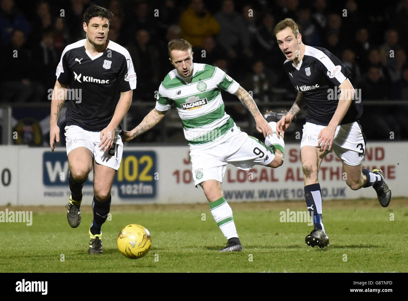 Leigh Griffiths von Celtic kämpft während des Ladbrokes-Spiels der schottischen Premiership im Dens Park, Dundee, mit Darren O'Dea und Kevin holt um den Ball. Stockfoto