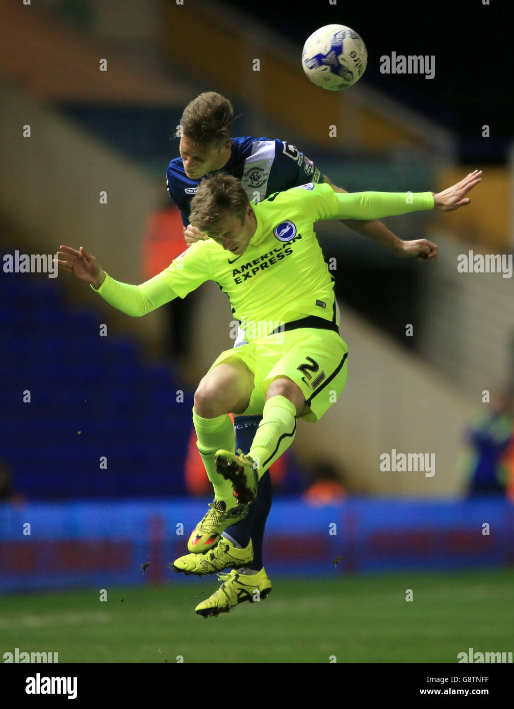 James Wilson von Brighton und Hove Albion (vorne) und Michael Morrison von Birmingham City kämpfen während des Sky Bet Championship-Spiels in St. Andrews, Birmingham, um den Ball in der Luft. DRÜCKEN Sie VERBANDSFOTO. Bilddatum: Dienstag, 5. April 2016. Siehe PA Geschichte FUSSBALL Birmingham. Bildnachweis sollte lauten: Nick Potts/PA Wire. Stockfoto