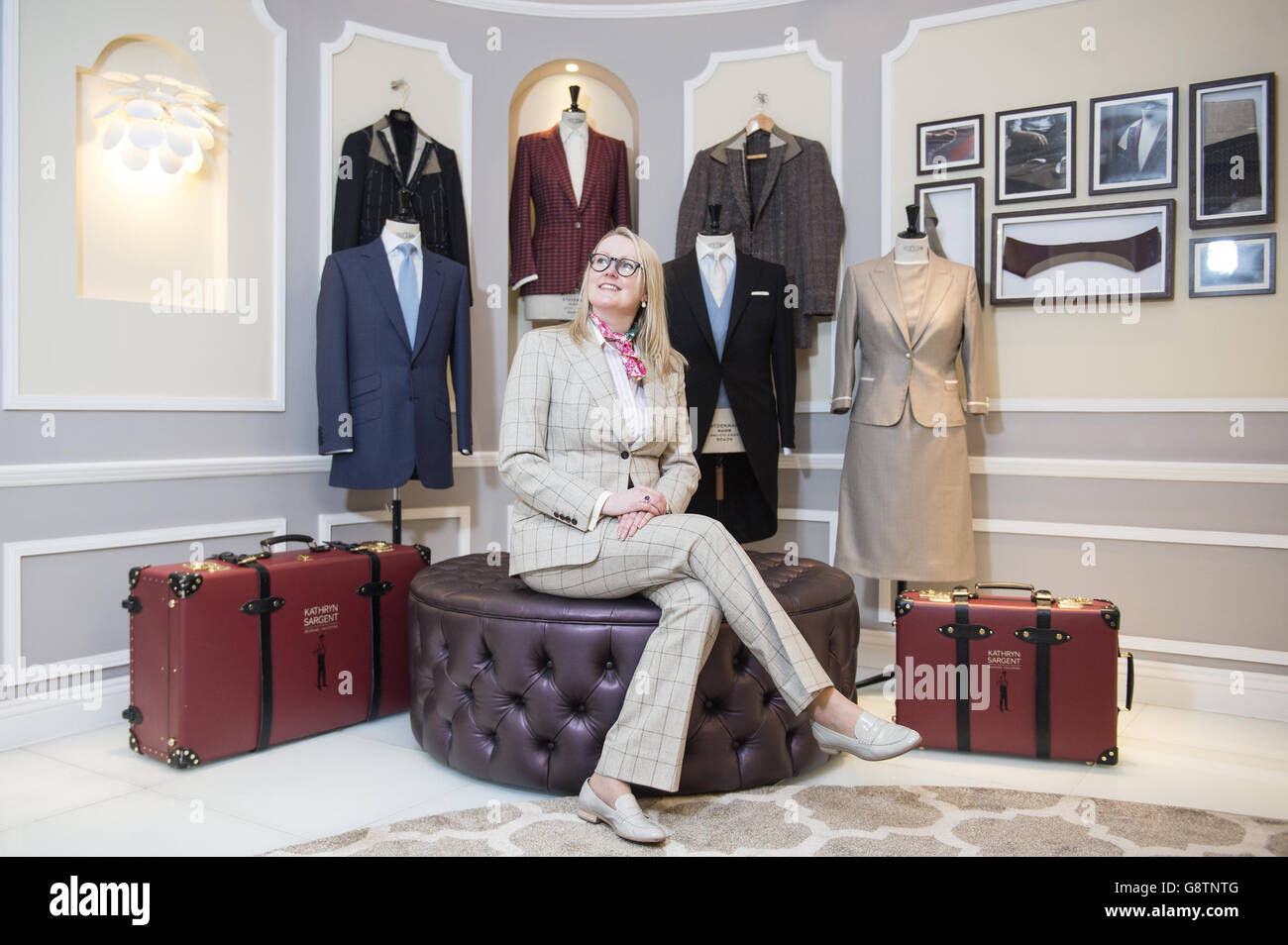 Kathryn Sargent, die als erste Schneidermeisterin ihr eigenes Schneiderhaus in der Savile Row, London eröffnet hat. Stockfoto