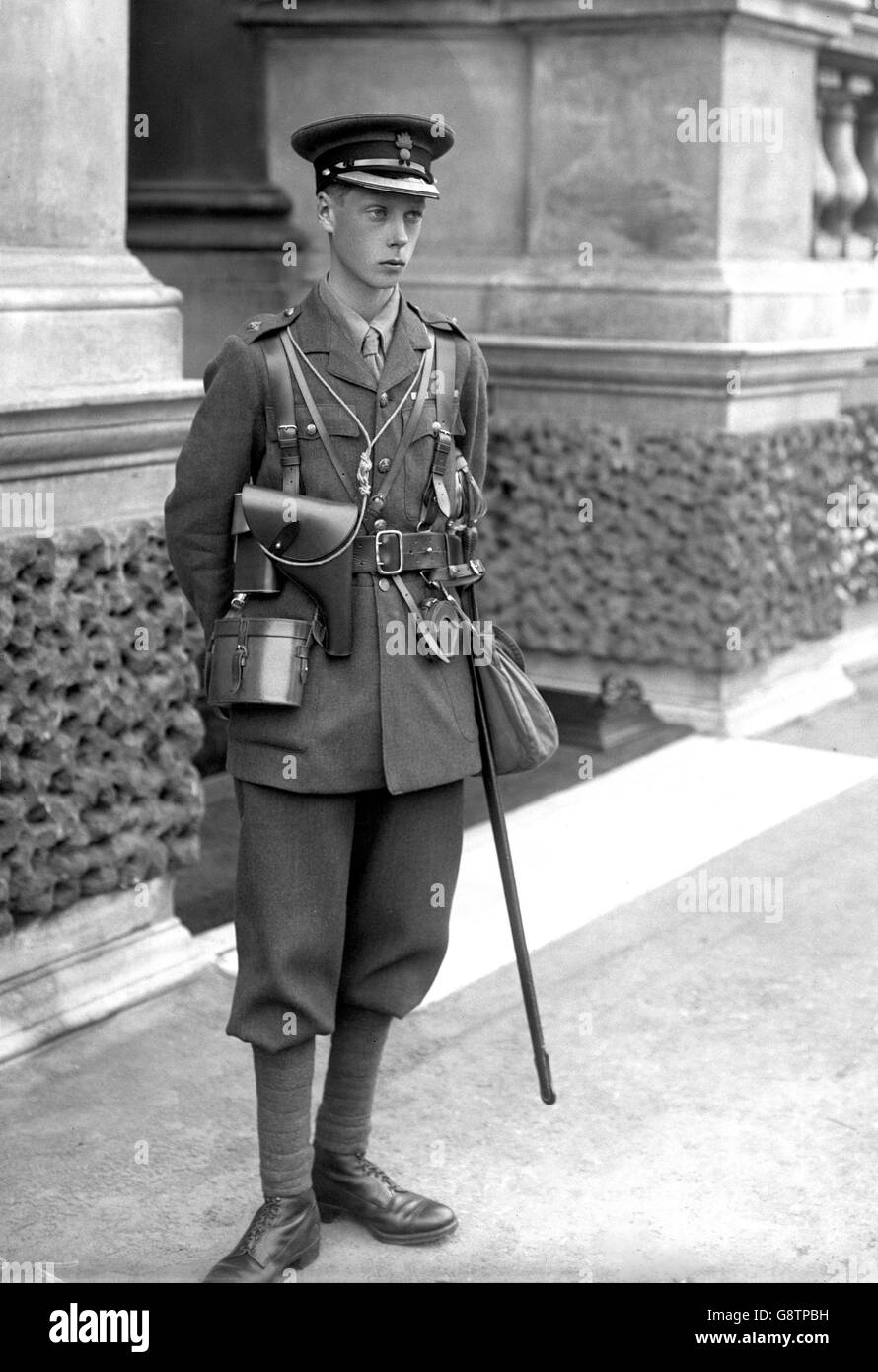 Der Prinz von Wales in der Uniform der Grenadier Guards im Buckingham Palace, aufgenommen am Morgen des Tages, an dem er in Frankreich aktiv Dienst nahm. Genaues Datum unbekannt. Stockfoto