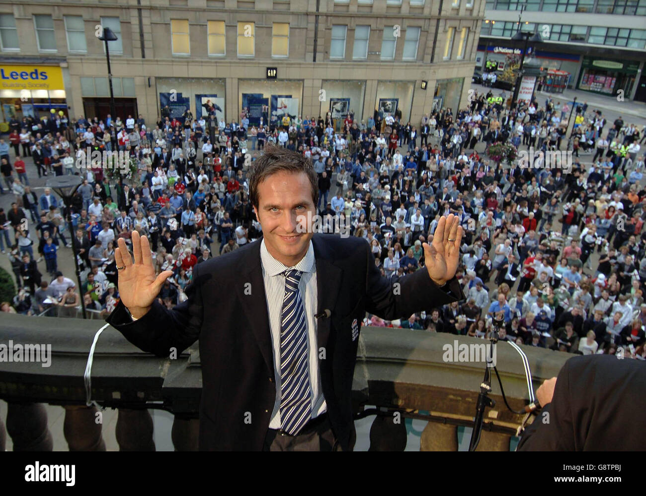 England Cricket-Kapitän Michael Vaughan posiert vor Fans, als er Freedom of the City in Sheffield Town Hall, Sheffield, Mittwoch, 21. September 2005 erhält. DRÜCKEN Sie VERBANDSFOTO. Bildnachweis sollte lauten: John Giles/PA. Stockfoto