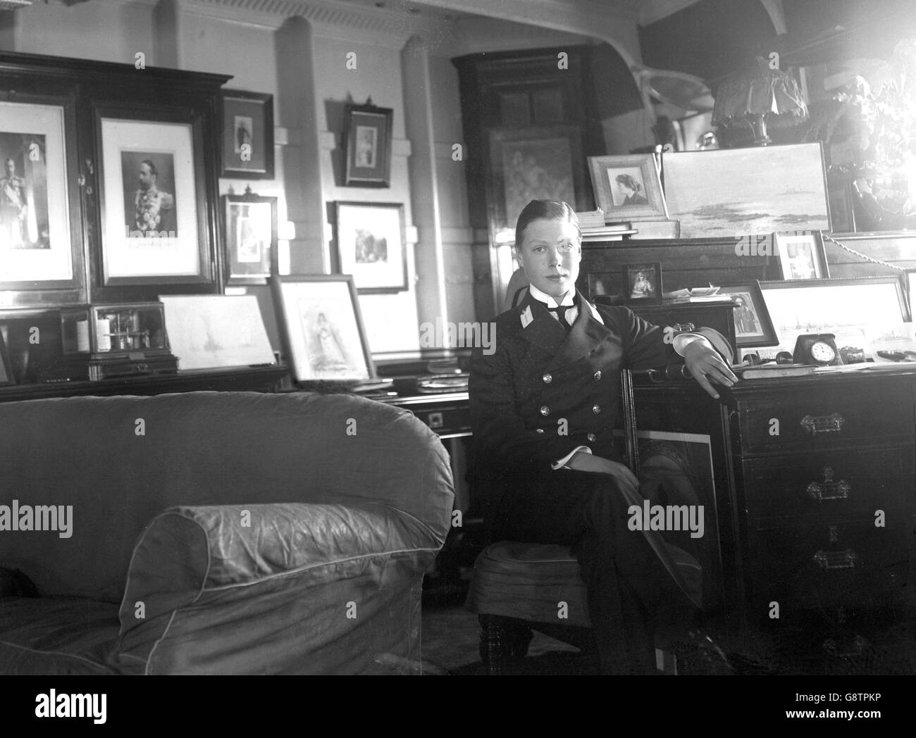 Der Prinz von Wales in seinem Zimmer an Bord der HMS Hindustan. Genaues Datum unbekannt. Stockfoto