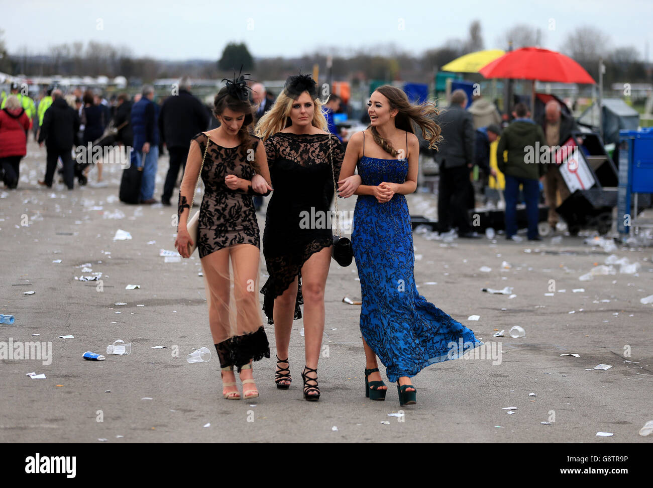 Weibliche Rennfahrerinnen nach dem Ladies Day des Crabbie's Grand National Festivals auf der Aintree Racecourse, Liverpool. DRÜCKEN Sie VERBANDSFOTO. Bilddatum: Freitag, 8. April 2016. Siehe PA Story RACING Aintree. Bildnachweis sollte lauten: Mike Egerton/PA Wire Stockfoto