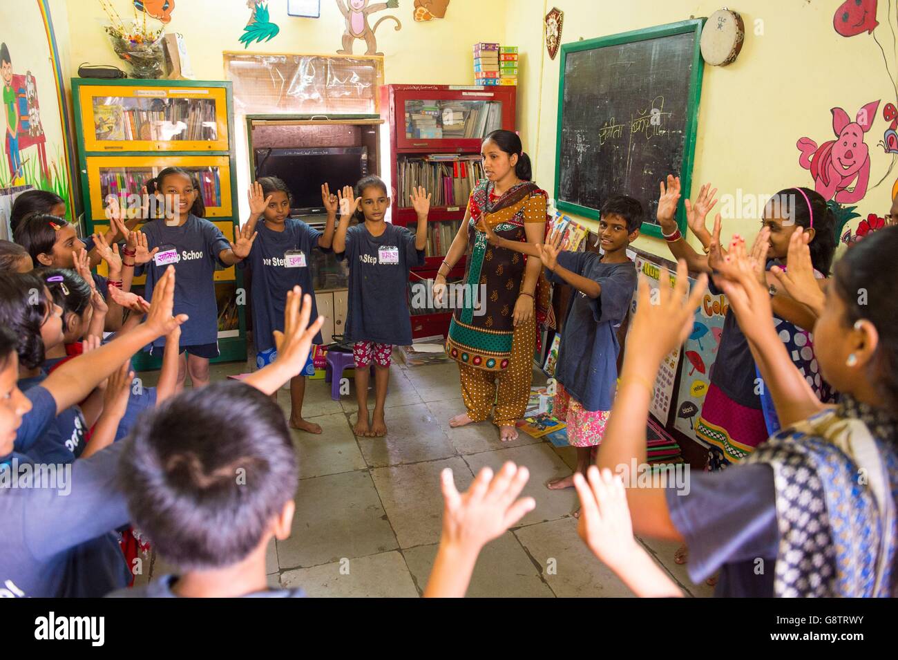 Kinder in einem Klassenzimmer in der Door Step School, im Slum Anbedkar Nagar in Mumbai, Indien. Stockfoto
