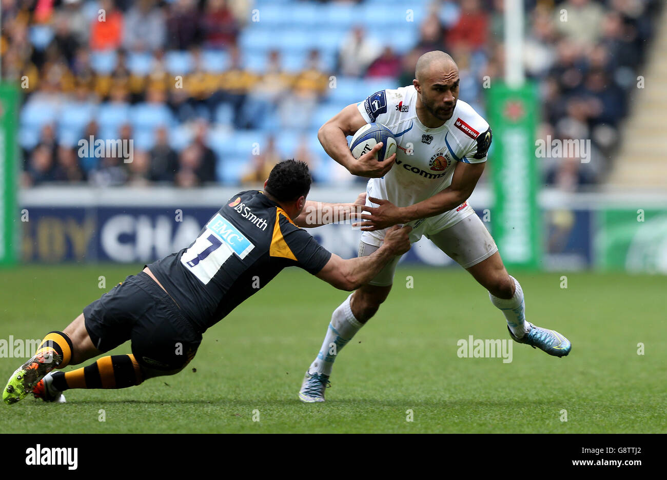 Wasps' George Smith (links) tagt Exeter Chiefs' Olly Woodburn während des European Champions Cup, Viertelfinalspiel in der Ricoh Arena, Coventry. Stockfoto
