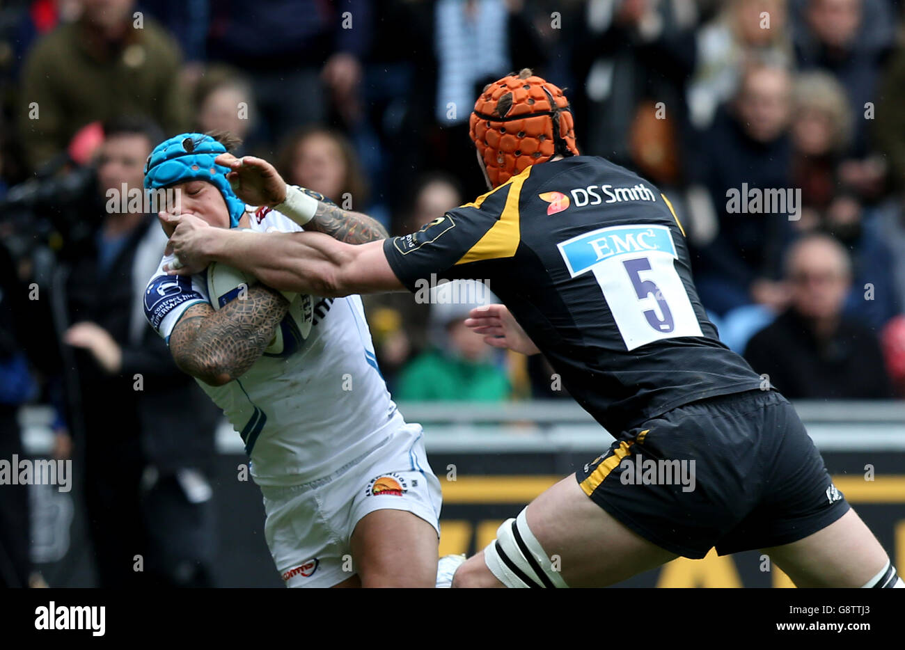 Keranen Myall (rechts) von Wasps tagt Jack Nowell von Exeter Chiefs beim Viertelfinalspiel des European Champions Cup in der Ricoh Arena, Coventry. Stockfoto
