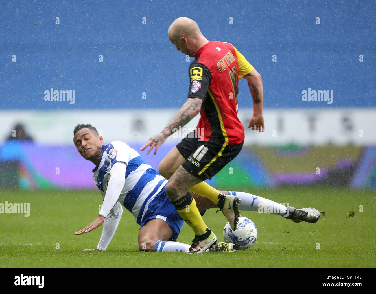 Reading V Birmingham City - Sky Bet Championship - Madejski Stadium. Jordan Obita von Reading befasst sich mit David Cotterill von Birmingham City Stockfoto