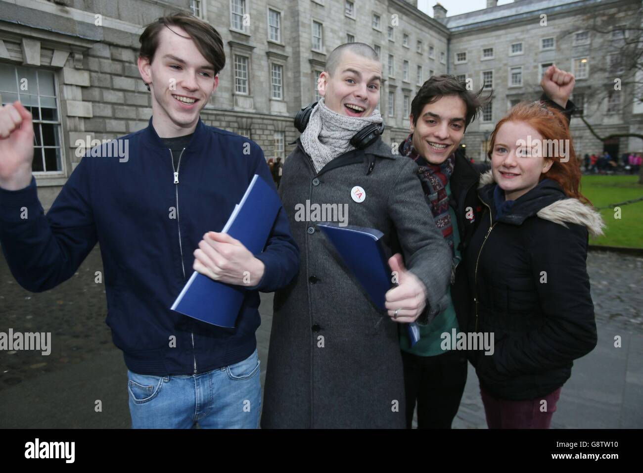 (Von links nach rechts) Luke Egan, Daniel Crawford, Dario Tavares Antunes und Sarah Sharkey feiern, nachdem sie als Informatiker ausgezeichnet wurden, als das Trinity College Dublin neue Wissenschaftler und Stipendiaten für 2016 ankündigt. Stockfoto