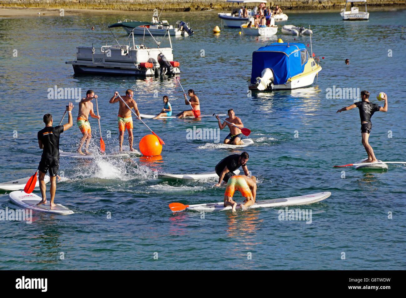 Stand up Paddle (SUP) Polo-Spiel in Manly Wharf, NSW, Australien. Stockfoto