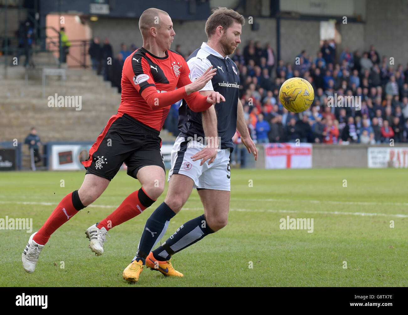 Kenny Miller (links) der Rangers und Craig Barr von Raith Rovers kämpfen während des Ladbrokes Scottish Championship-Spiels in stark's Park, Fife, um den Ball. DRÜCKEN SIE VERBANDSFOTO. Bilddatum: Samstag, 2. April 2016. Siehe PA Story SOCCER Raith. Bildnachweis sollte lauten: Jane Barlow/PA Wire. NUR FÜR REDAKTIONELLE ZWECKE. Stockfoto