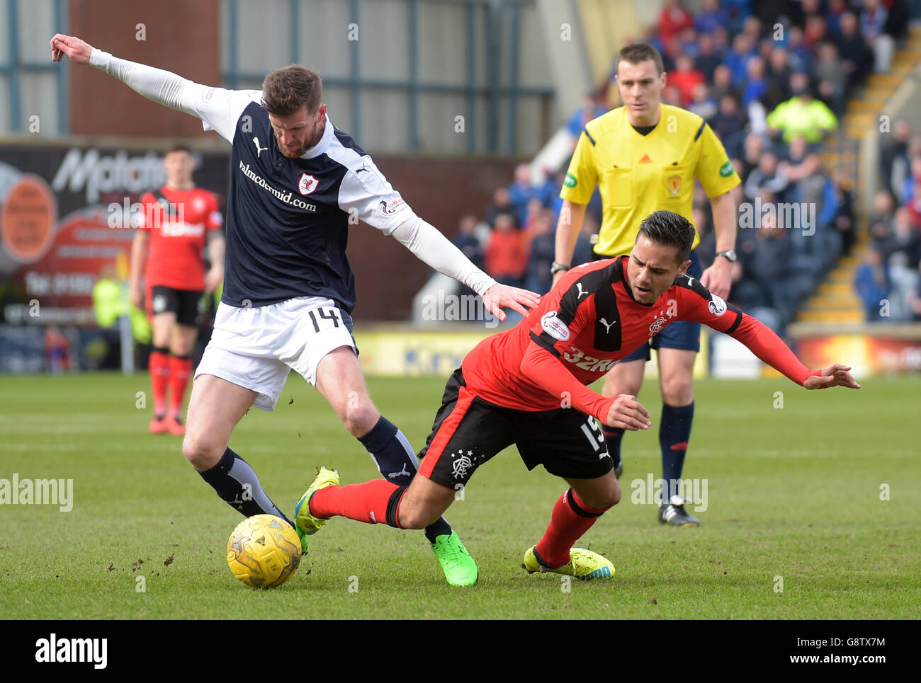 Harry Forrester der Rangers (rechts) und Iain Davidson von Raith Rovers kämpfen beim Ladbrokes Scottish Championship-Spiel in stark's Park, Fife, um den Ball. DRÜCKEN SIE VERBANDSFOTO. Bilddatum: Samstag, 2. April 2016. Siehe PA Story SOCCER Raith. Bildnachweis sollte lauten: Jane Barlow/PA Wire.. Stockfoto