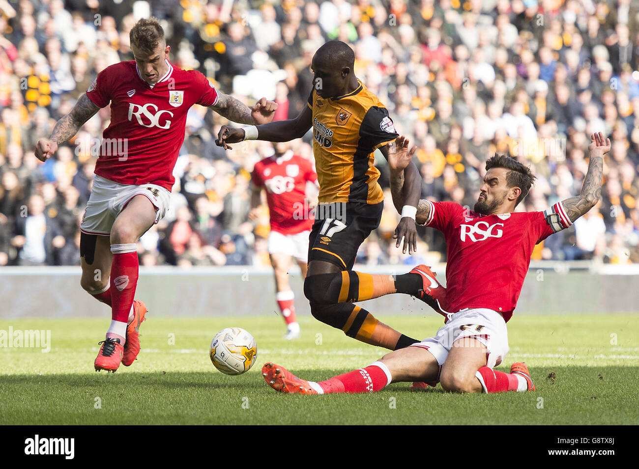 Hull City Mittelfeldspieler Mohamed Diame wird von Bristol geschlossen Stadtverteidiger Aden Flint (links) Stockfoto