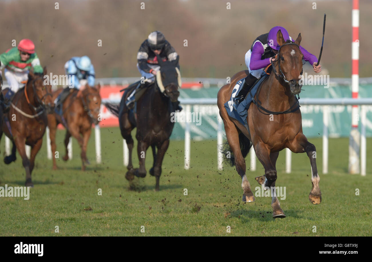 Bertie Moon von Clifford Lee gewinnt den Handicap-Einsatz für Harriet De-Vere Powell-Auszubildende während des Betway Lincoln Day auf der Doncaster Racecourse, Doncaster. Stockfoto