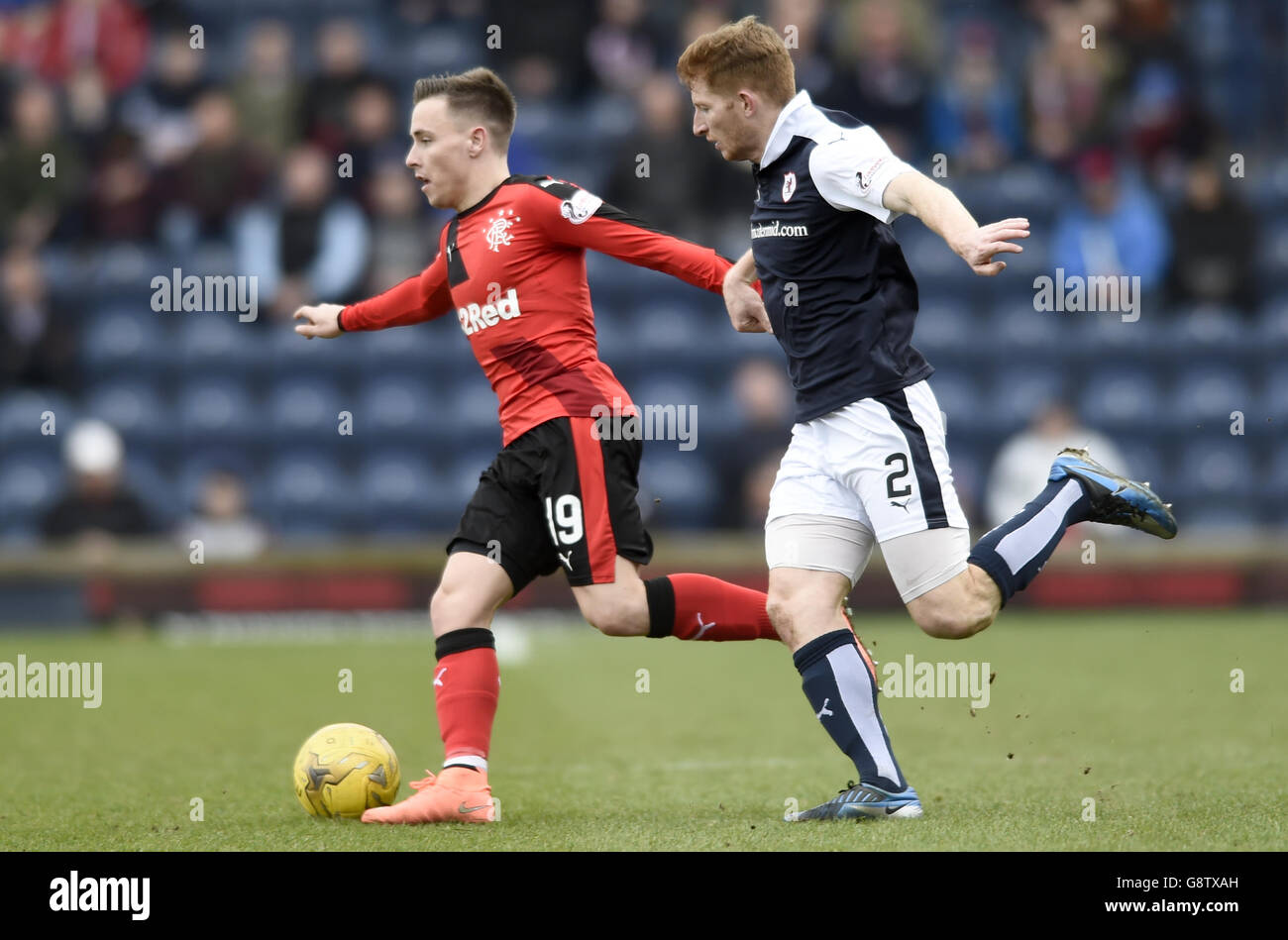 Barrie McKay (links) der Rangers und Jason Thomson von Raith Rovers kämpfen während des Ladbrokes Scottish Championship-Spiels in stark's Park, Fife, um den Ball. DRÜCKEN SIE VERBANDSFOTO. Bilddatum: Samstag, 2. April 2016. Siehe PA Story SOCCER Raith. Bildnachweis sollte lauten: Jane Barlow/PA Wire. NUR FÜR REDAKTIONELLE ZWECKE. Stockfoto