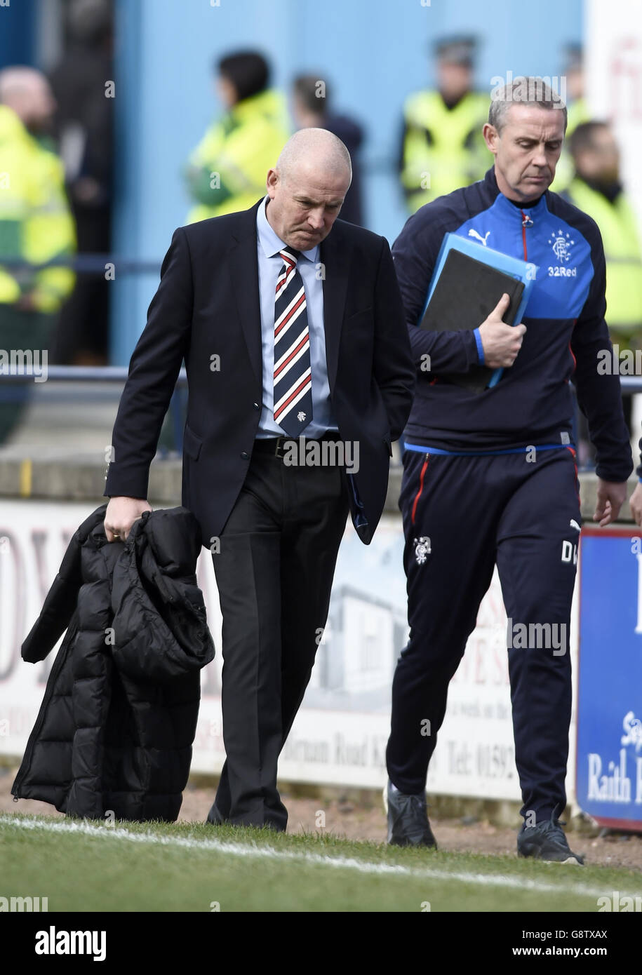 Der Rangers-Manager Mark Warburton (links) verlässt das Spielfeld mit seinem Assistenten David Weir am Ende des Ladbrokes Scottish Championship-Spiels in stark's Park, Fife. Stockfoto