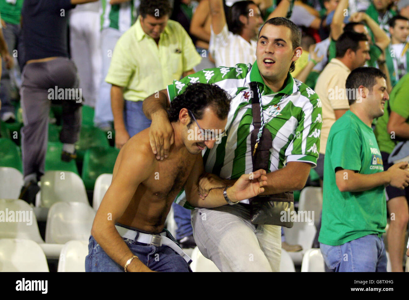 Echte betis fans feiern -Fotos und -Bildmaterial in hoher Auflösung – Alamy