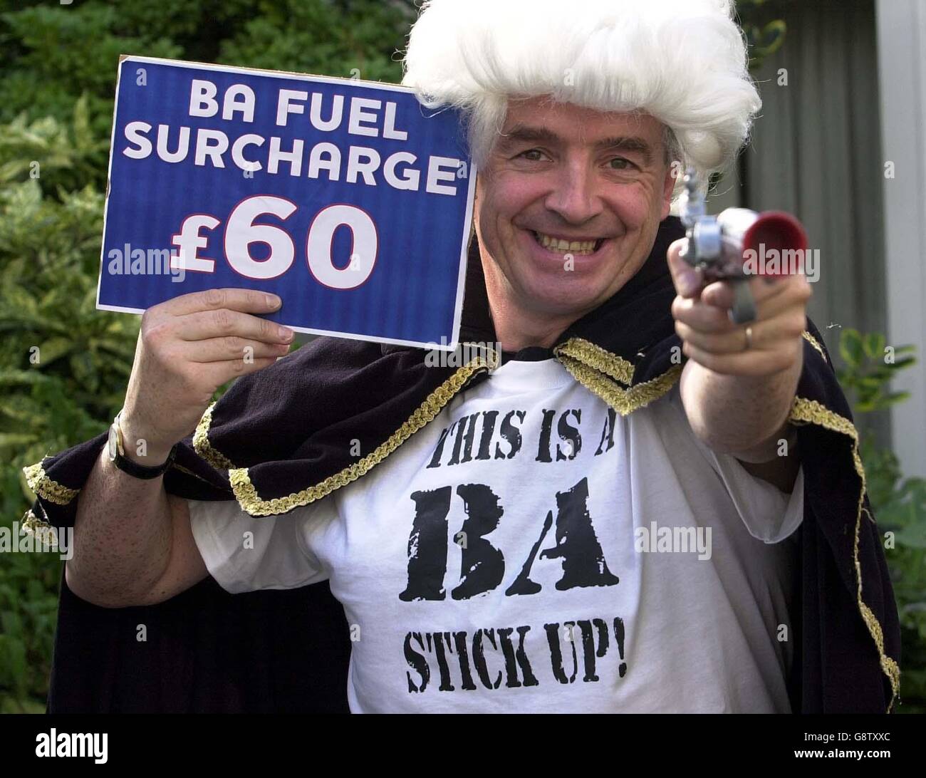 Michael O'Leary, CEO der Billigfluggesellschaft Ryanair, erhebt auf einer Pressekonferenz gegenüber British Airways einen Skyway-Raub, nachdem BA die Treibstoffzuschläge erhöht hat. Stockfoto