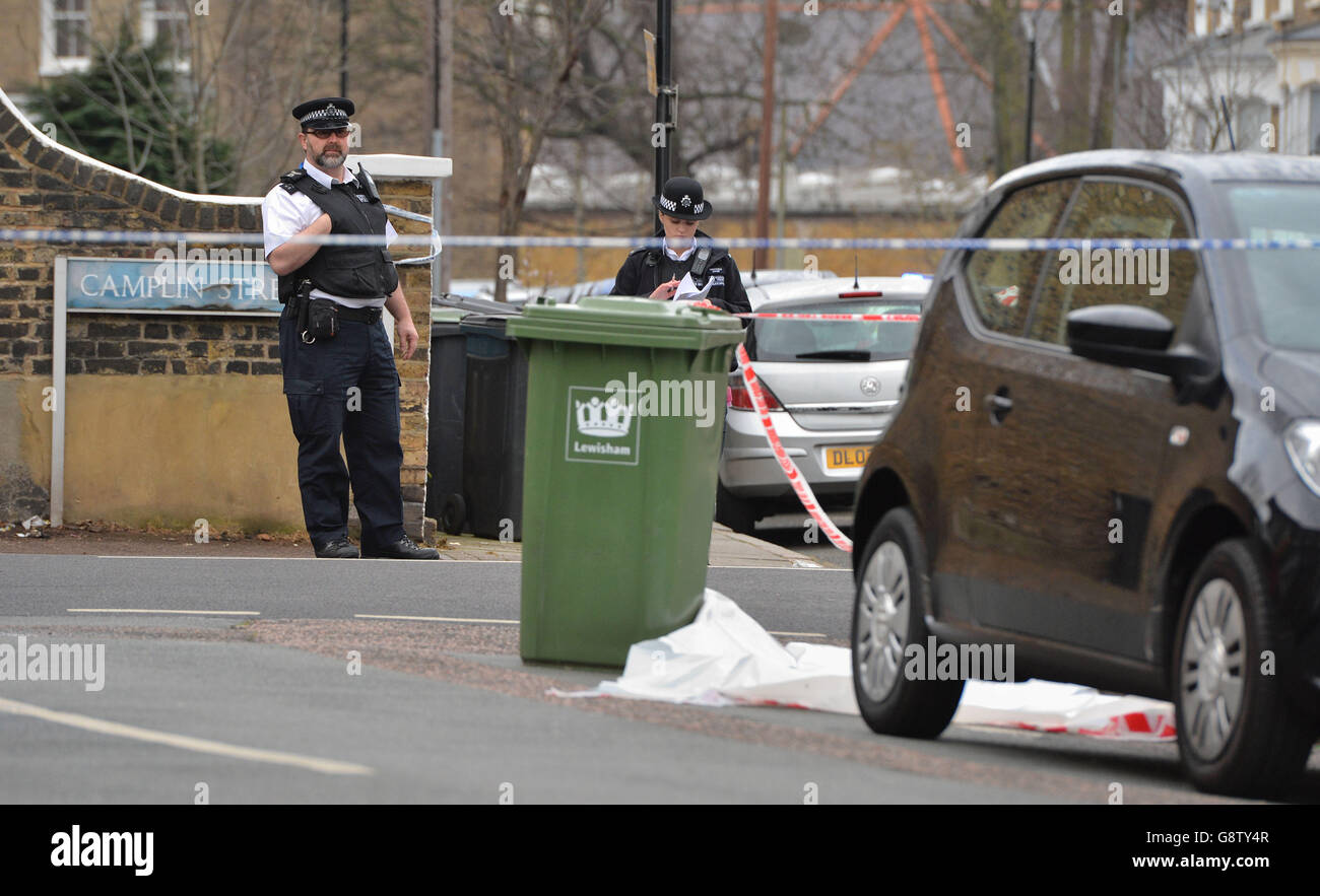 Polizei am Ort eines Messerstechs in Lewisham im Süden Londons. Stockfoto