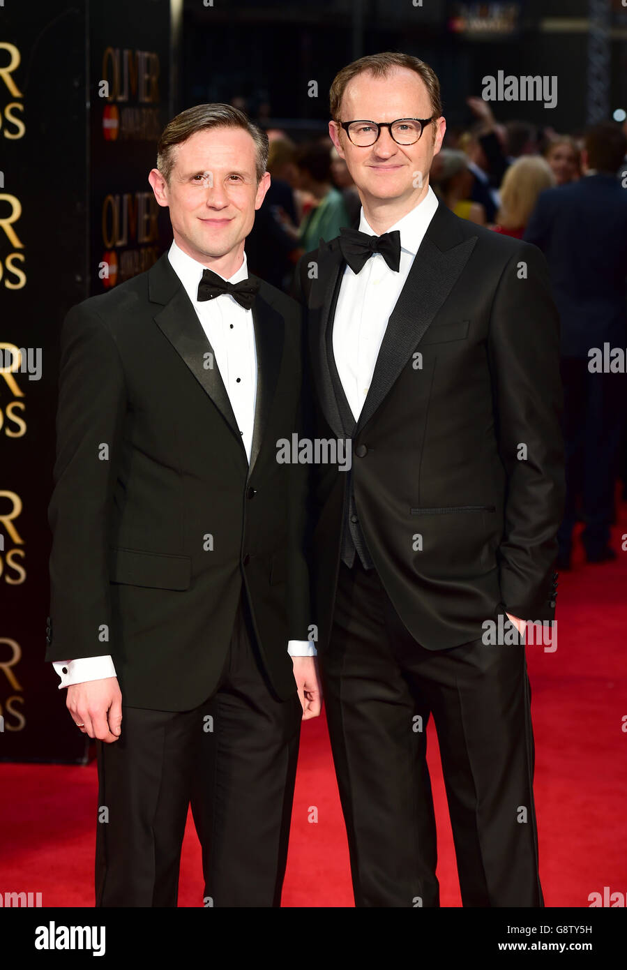 Mark Gatiss (rechts) und Gast bei den Olivier Awards 2016 im Royal Opera House in Covent Garden, London. DRÜCKEN Sie VERBANDSFOTO. Bilddatum: Sonntag, 3. April 2016. Siehe PA Geschichte SHOWBIZ Olivier. Bildnachweis sollte lauten: Ian West/PA Wire Stockfoto