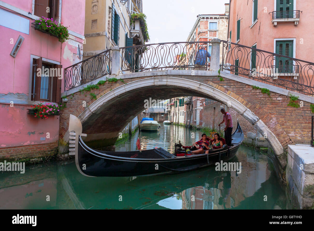 Rio dei Santi Apostoli, Cannaregio, Venedig, Italien: eine Gondel gleitet unter der Ponte San Canzian Stockfoto