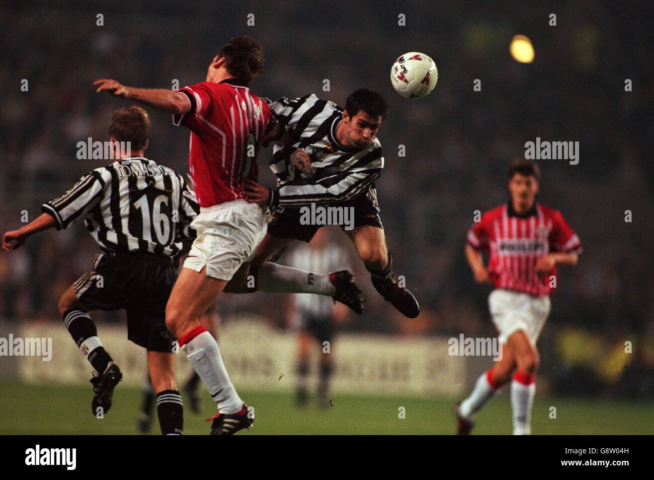 Jaap Stam von PSV Eindhoven (zweite links) Versucht Keith Gillespie von Newcastle United (rechts) von zu stoppen Ziel erreicht Stockfoto