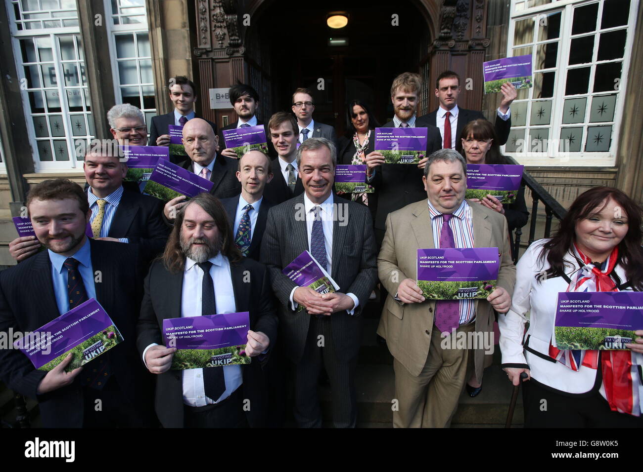 David Coburn (2. Rechts) Mitglied des Europäischen Parlaments für den schottischen Wahlkreis für Ukip mit Ukip-Chef Nigel Farage (Mitte) im B&B-Club in Edinburgh, wo er Ukips Wahlprogramm für das schottische Parlament lancierte. Stockfoto