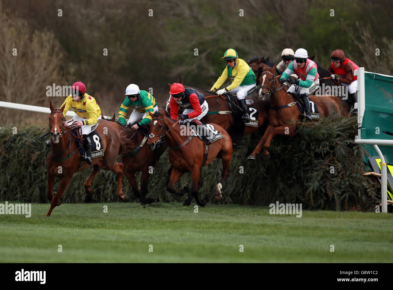 Auf dem Fringe von Jockey Jamie Codd (zweiter links) auf ihrem Weg zum Sieg in der Crabbie's Fox Hunters' Chase während des Grand Opening Day des Crabbie's Grand National Festivals auf der Aintree Racecourse, Liverpool. Stockfoto